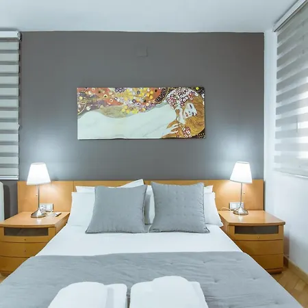 Апартаменты Two Bedroom Townhouse Within 10min Walk From Beach Барселона