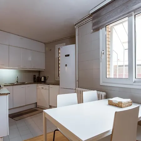 Апартаменты Two Bedroom Townhouse Within 10min Walk From Beach Барселона