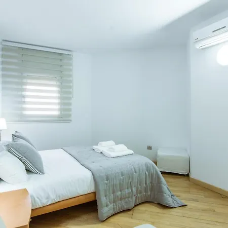 Two Bedroom Townhouse Within 10min Walk From Beach *